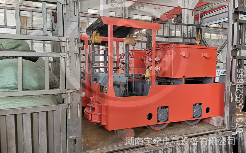 2.5噸防爆蓄電池電機車裝車發貨 3.jpg